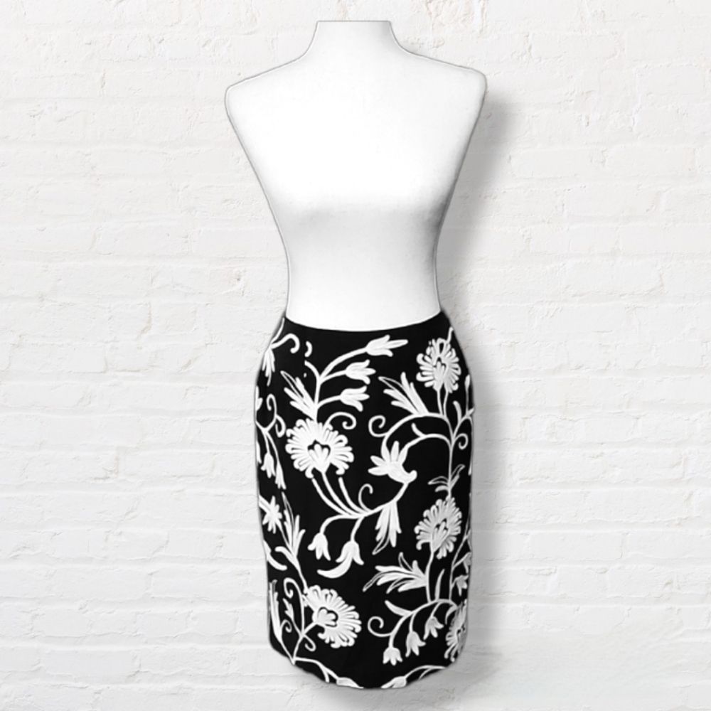 Silk Club Collection Women's Black & White Floral 100% Silk Pencil Skirt, size 4